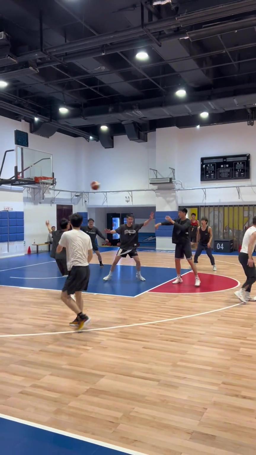 對手回家后：老婆，我今天在野球場匹配到巔峰馬刺隊了！