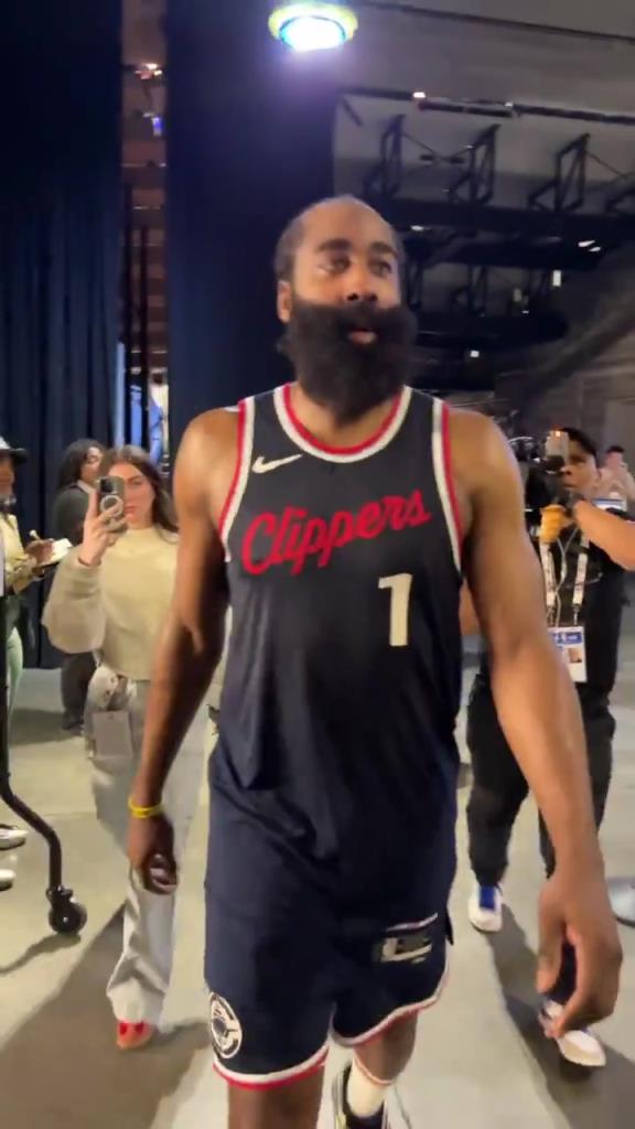 爆砍39分！哈登賽后走入球員通道氣喘吁吁：今天是場艱苦的戰(zhàn)斗