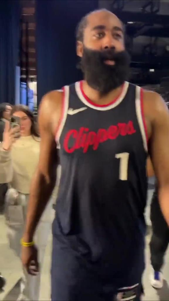 贏了！哈登賽后走回更衣室在球員通道和工作人員一一擊掌慶祝