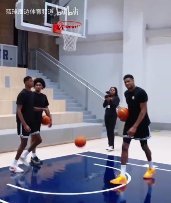別人能學(xué)得來嗎？名場面：字母哥指導(dǎo)小球員籃下腳步！