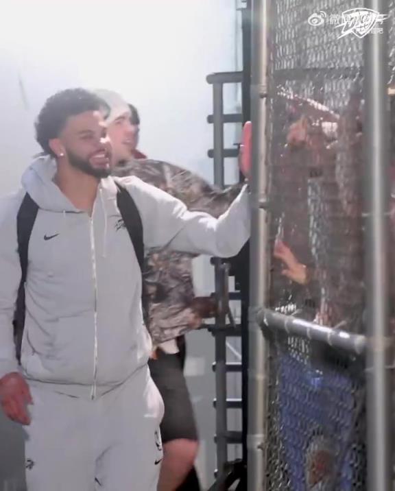 68勝歷史第五傲人戰(zhàn)績！雷霆全員回到OKC，當(dāng)?shù)厍蛎詿崆榻訖C(jī)