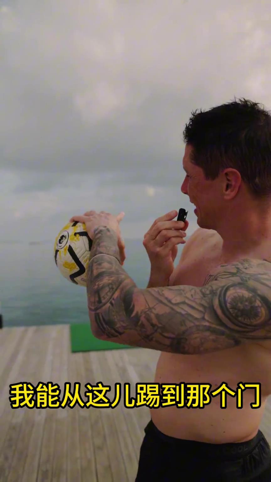 當(dāng)年多少人的偶像！托雷斯挑戰(zhàn)赤腳進(jìn)球