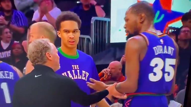 下課導(dǎo)火索？主帥布登此前抓住KD手臂要說什么，被一把甩開！