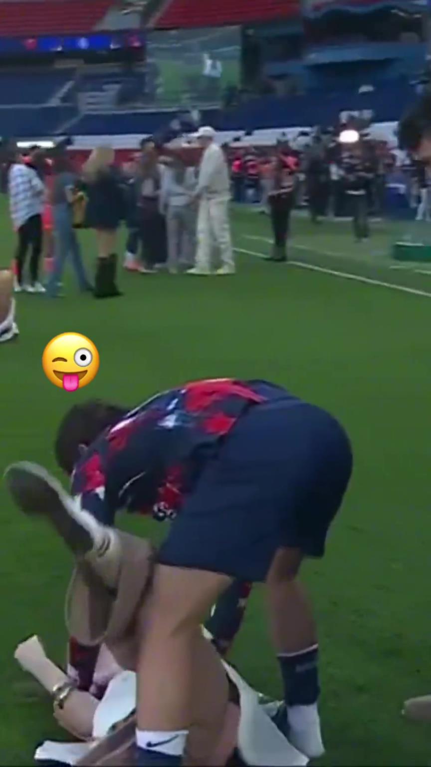 玩這么花??？內(nèi)維斯在家人面前把自己女友按倒在地