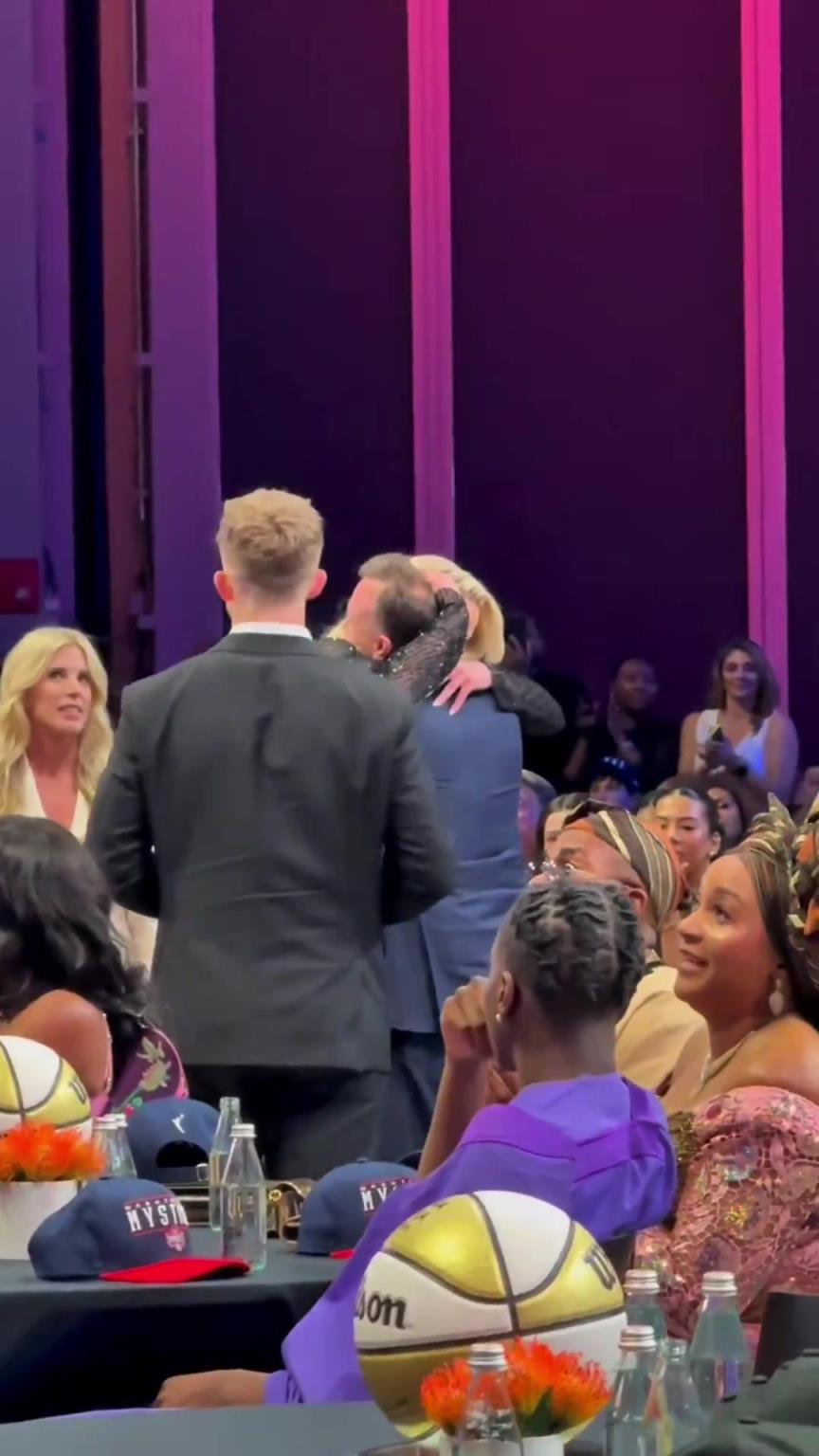 吧友們想看的正臉來了！薩格斯的女友海莉被選中后感覺快哭了