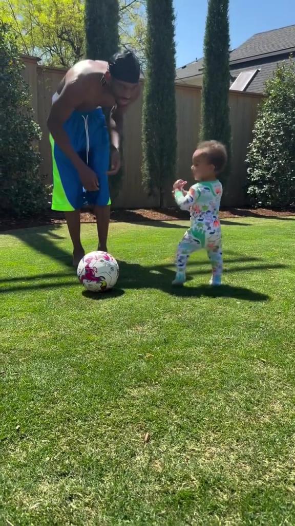 足球要從娃娃抓起！SGA帶娃踢足球，小孩摔倒時鼓掌“嘲笑”！