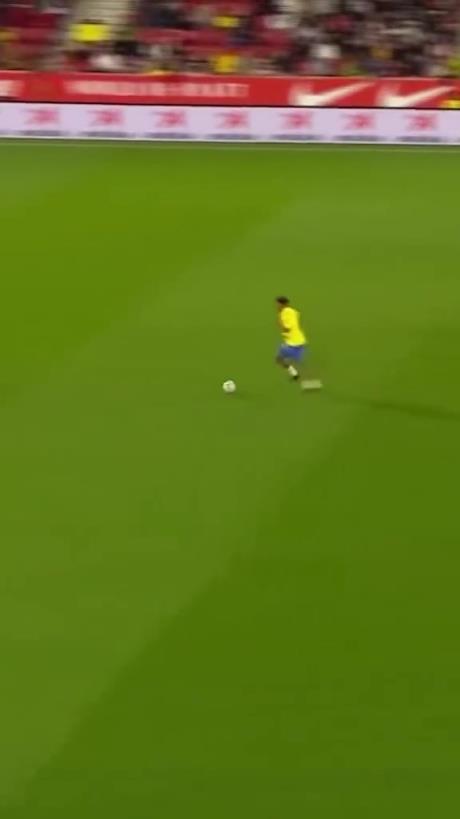 45歲還開(kāi)掛！小羅再現(xiàn)牛尾巴過(guò)人，微笑單挑門(mén)將輕松打進(jìn)